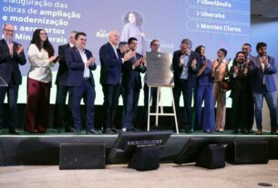 O Diretor-presidente da Aena Brasil, Santiago Yus, e o Ministro de Portos e Aeroportos, Tomé Franca, ao lado de outras autoridades e representantes da concessionária, participaram da solenidade de inauguração dos aeroportos de Uberlândia, Uberaba e Montes Claros