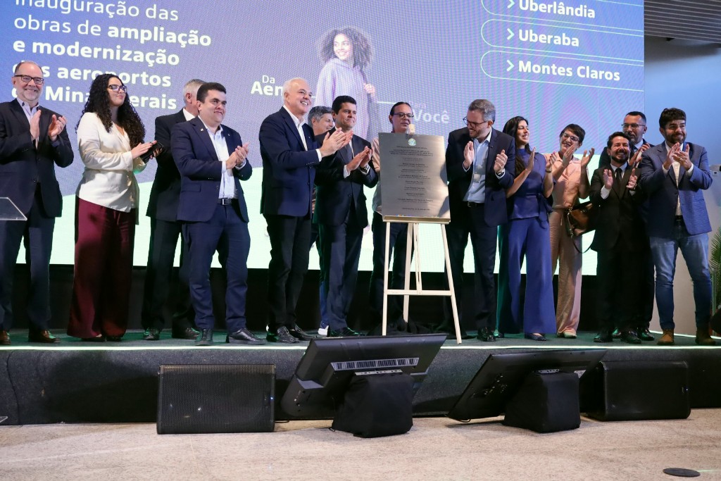 O Diretor-presidente da Aena Brasil, Santiago Yus, e o Ministro de Portos e Aeroportos, Tomé Franca, ao lado de outras autoridades e representantes da concessionária, participaram da solenidade de inauguração dos aeroportos de Uberlândia, Uberaba e Montes Claros