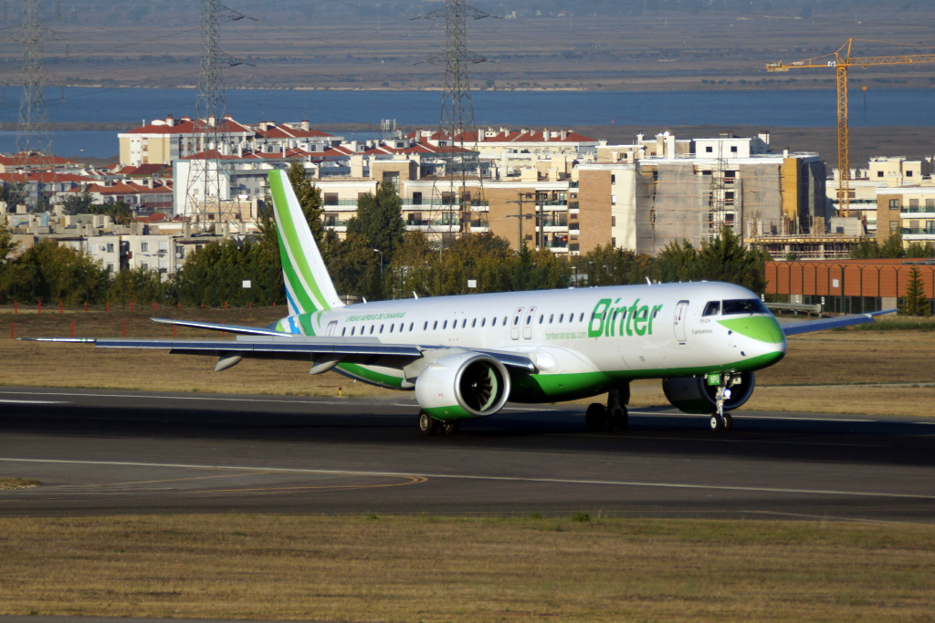 Embraer E195E2 em Lisboa (foto: Daniel R.Carneiro / DRC Imagem)
