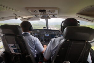 Pilotos em um Cessna Caravan da Azul Conecta (foto: Daniel R.Carneiro / DRC Imagem)