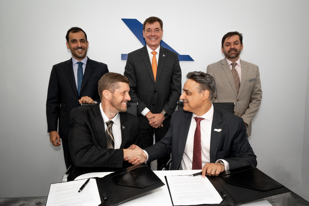 Representantes da Embraer e Mubadala