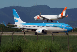 Boeing 737-800da Aerolineas Argentinas e da GOL (foto: Daniel R.Carneiro / DRC Imagem)