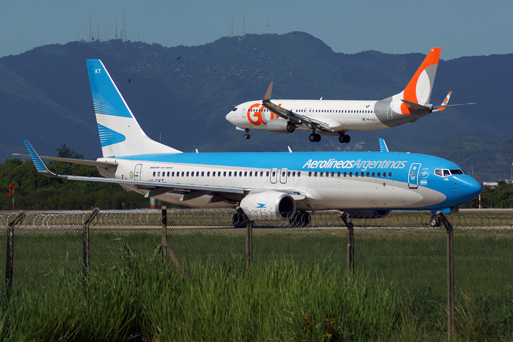 Boeing 737-800da Aerolineas Argentinas e da GOL (foto: Daniel R.Carneiro / DRC Imagem)