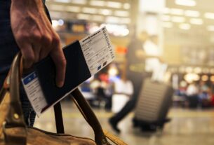 Viajante portando bilhete aéreo