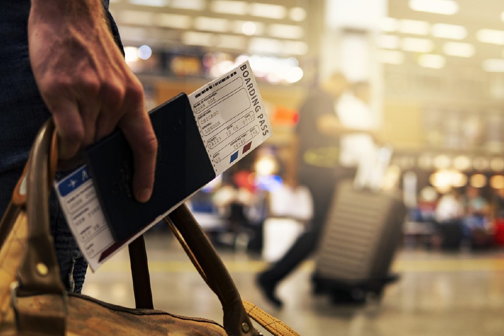 Viajante portando bilhete aéreo