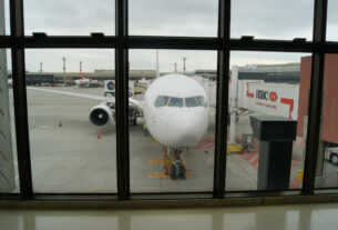 Boeing 767 em terminal (foto: Daniel R.Carneiro / DRC Imagem)