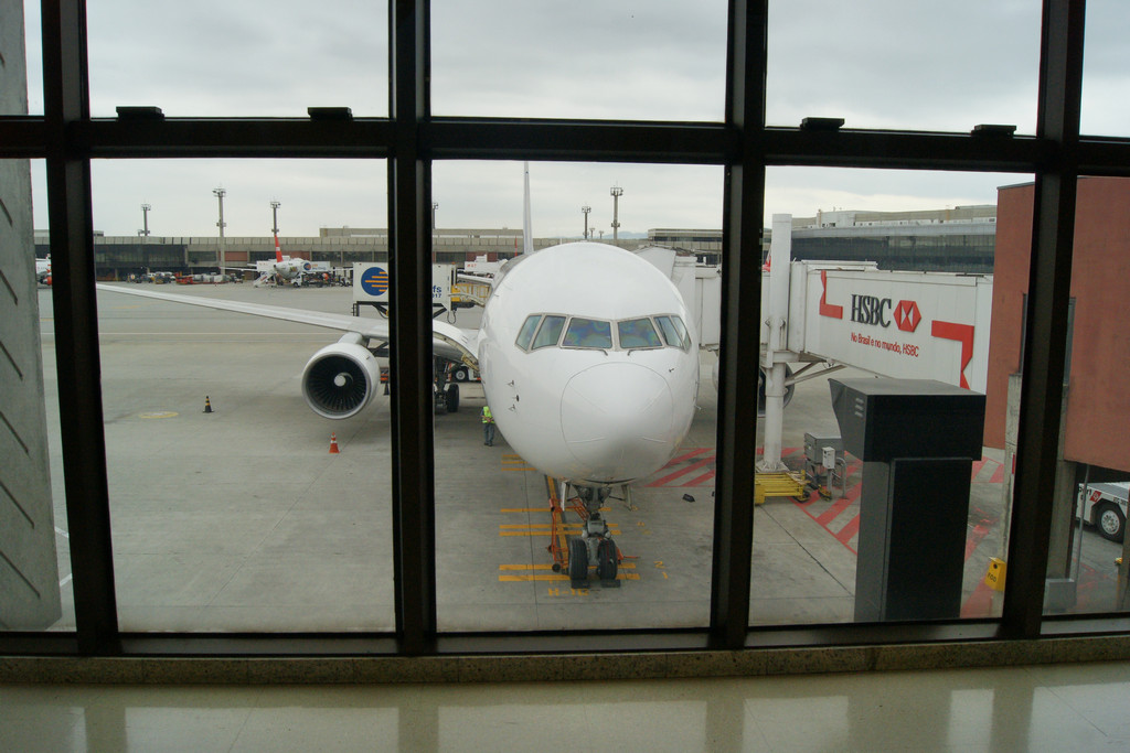 Boeing 767 em terminal (foto: Daniel R.Carneiro / DRC Imagem)