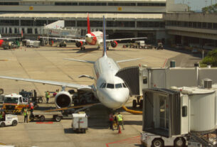 Avião é atendido no aeroporto do Galeão (foto: Daniel R.Carneiro / DRC Imagem)