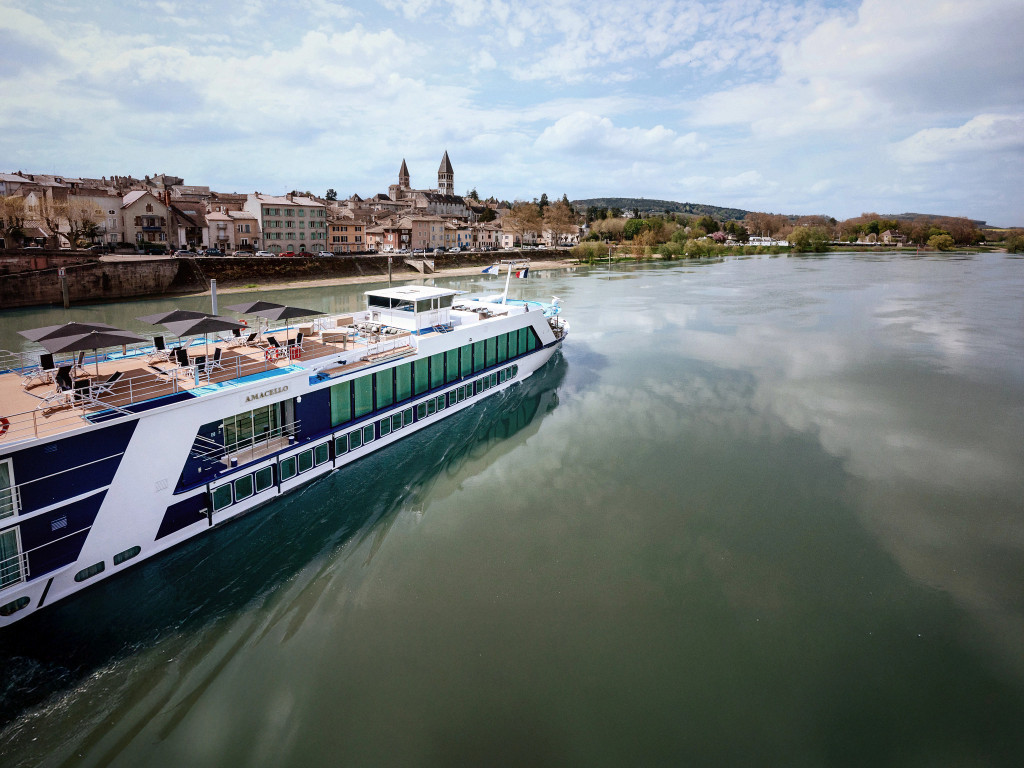 Navio fluvial AMA Cello