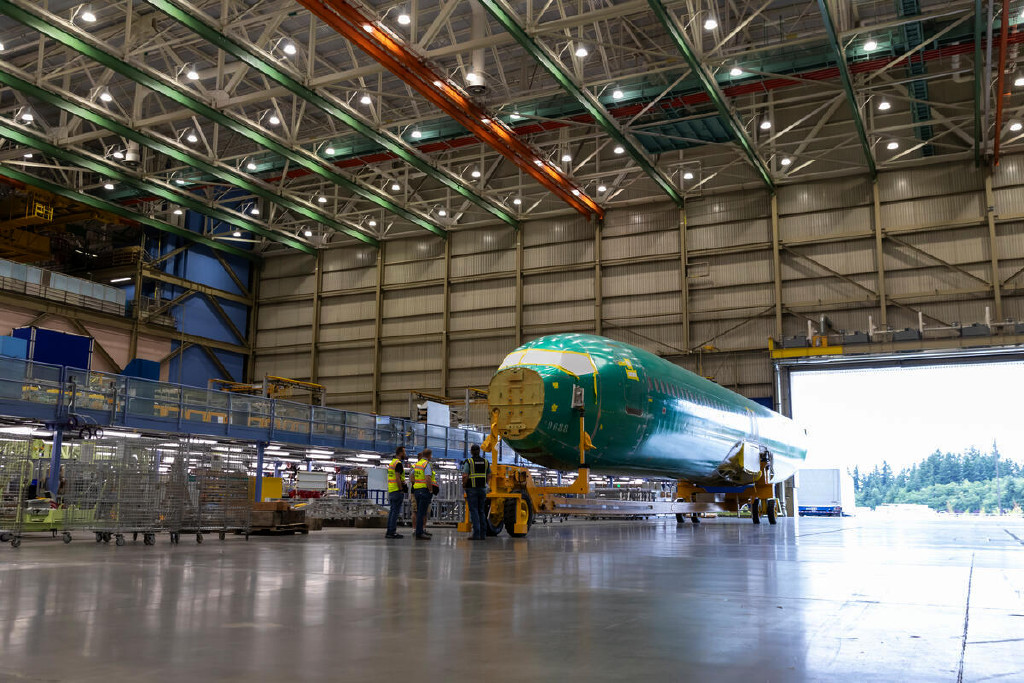 Fuselagem do segundo 737 a ser produzido em Everett chega à linha de montagem