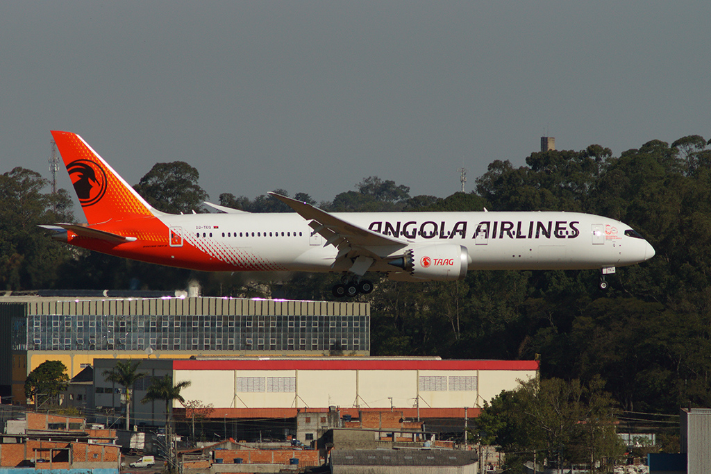 Boeing 787-9 da TAAG em Guarulhos (foto: Daniel R.Carneiro / DRC Imagem)