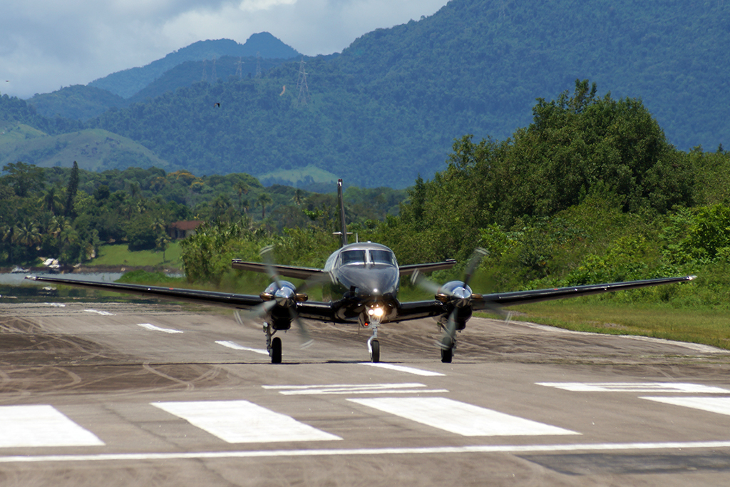 Avião King Air em Angra dos Reis (foto: Daniel R.Carneiro / DRC Imagem)