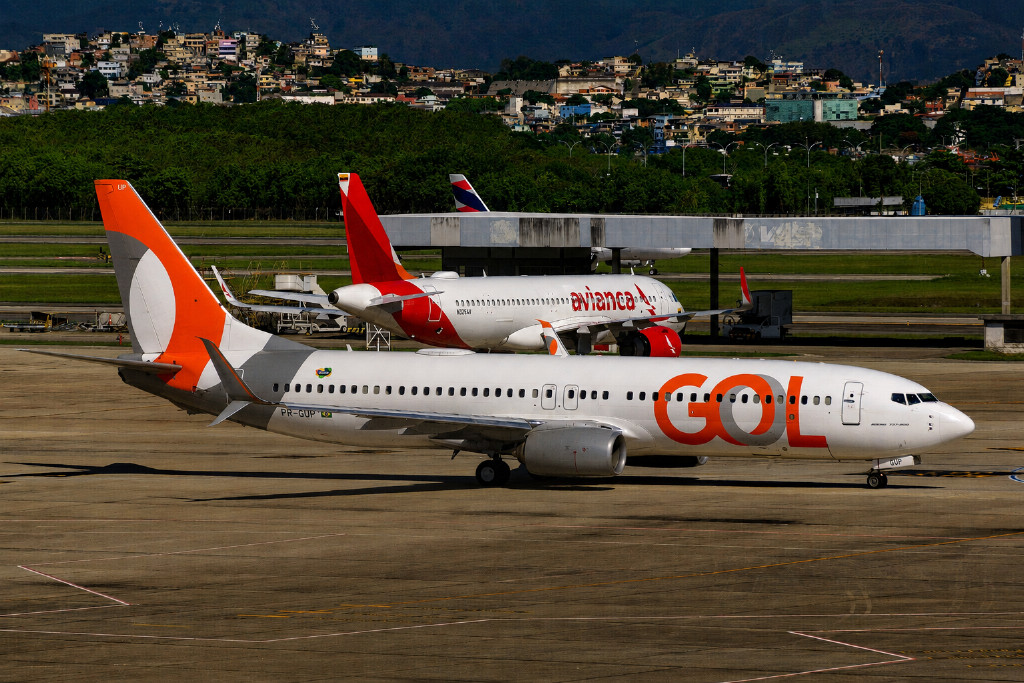 Boeing 737-800 da GOL e Airbus A320 da Avianca, empresas do Grupo ABRA (foto: Daniel R.Carneiro / DRC Imagem)