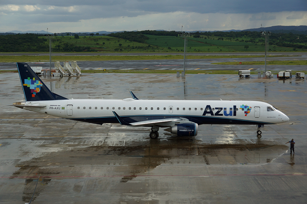 Embraer 195 da Azul em Confins (foto: Daniel R.Carneiro / DRC Imagem)