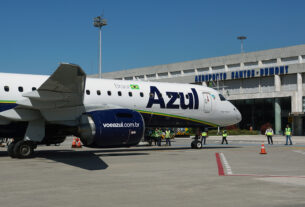 Embraer E2 da Azul no aeroporto Santos-Dumont, Rio de Janeiro (foto: Daniel R.Carneiro / DRC Imagem)