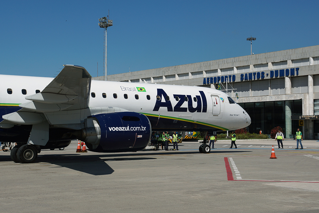 Embraer E2 da Azul no aeroporto Santos-Dumont, Rio de Janeiro (foto: Daniel R.Carneiro / DRC Imagem)