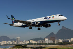 Embraer 195 da Azul no aeroporto Santos-Dumont, Rio de Janeiro (foto: Daniel R.Carneiro / DRC Imagem)