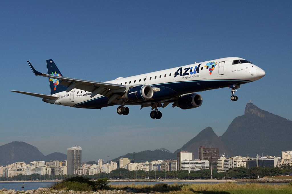 Embraer 195 da Azul no aeroporto Santos-Dumont, Rio de Janeiro (foto: Daniel R.Carneiro / DRC Imagem)