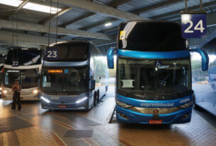 Ônibus em terminal rodoviário (foto: Daniel R.Carneiro / DRC Imagem)