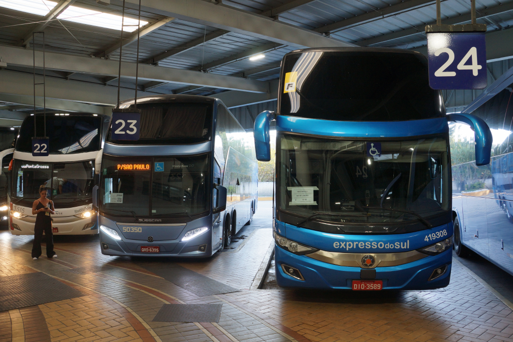 Ônibus em terminal rodoviário (foto: Daniel R.Carneiro / DRC Imagem)