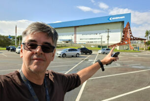 Daniel R.Carneiro, editor de AVIAÇÃO, CRUZEIROS & TURISMO, junto à EMBRAER (foto do próprio)