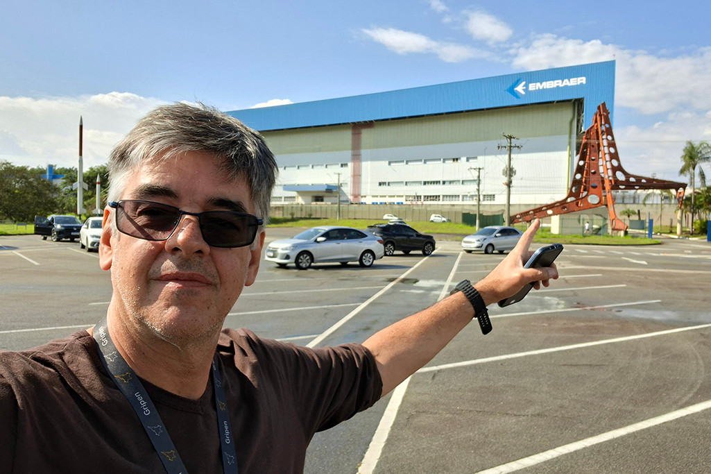 Daniel R.Carneiro, editor de AVIAÇÃO, CRUZEIROS & TURISMO, junto à EMBRAER (foto do próprio)
