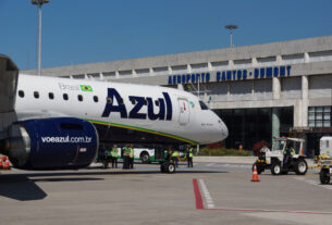 Embraer 195-E2 da Azul no aeroporto Santos-Dumont, no Rio de Janeiro (foto: Daniel R.Carneiro / DRC Imagem)