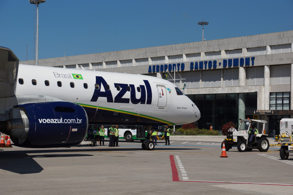 Embraer 195-E2 da Azul no aeroporto Santos-Dumont, no Rio de Janeiro (foto: Daniel R.Carneiro / DRC Imagem)