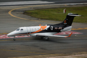 Jato executivo Phenom 300 (foto: Daniel R.Carneiro / DRC Imagem)