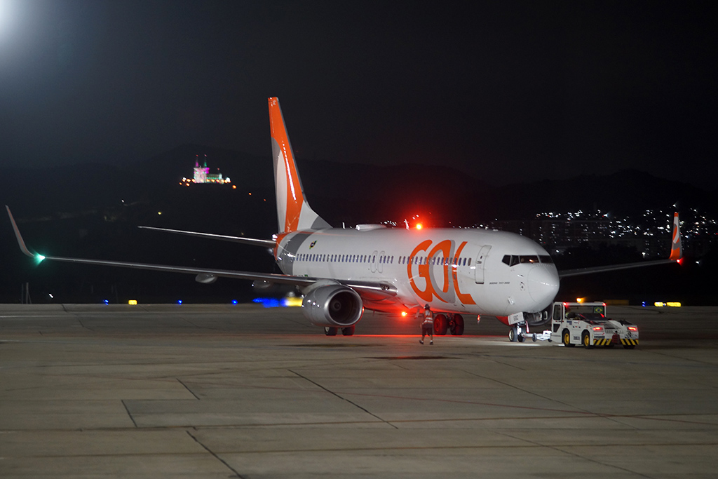 Foto: Boeing 737-800 da GOL em pushback no Galeão (foto: Daniel R.Carneiro / DRC Imagem)