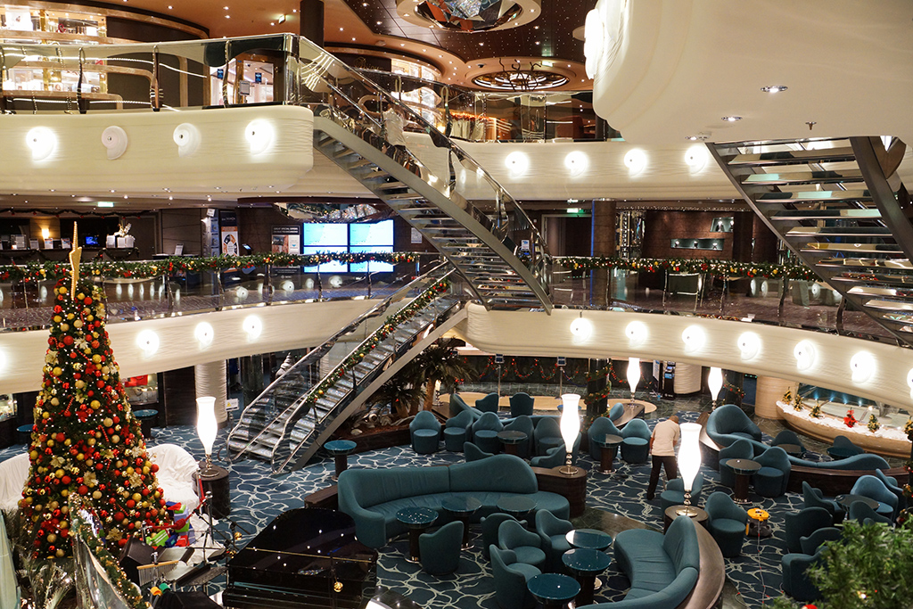Átrio de um navio da MSC decorado para o Natal (foto: Daniel R.Carneiro / DRC Imagens)