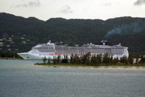 MSC Divina em Montego Bay (foto: Daniel R.Carneiro / DRC Imagem)