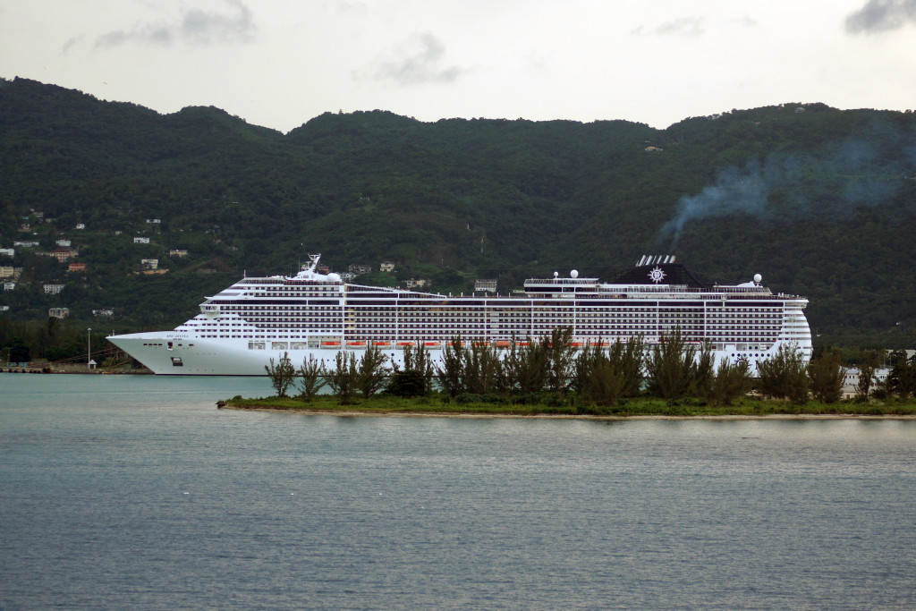 MSC Divina em Montego Bay (foto: Daniel R.Carneiro / DRC Imagem)