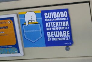 Aviso no metrô de Lisboa alerta sobre batedores de carteiras (foto: Daniel R.Carneiro / DRC Imagem)