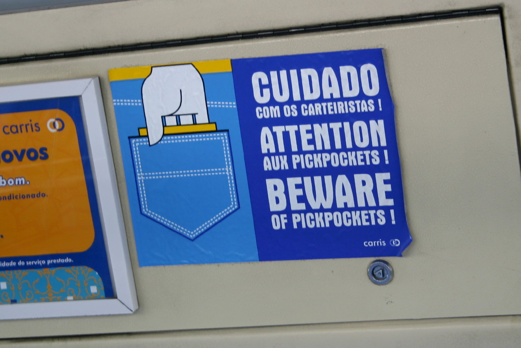 Aviso no metrô de Lisboa alerta sobre batedores de carteiras (foto: Daniel R.Carneiro / DRC Imagem)