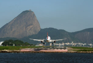 Avião pousando no aeroporto Santos-Dumont (foto: Daniel R.Carneiro / DRC Imagem)