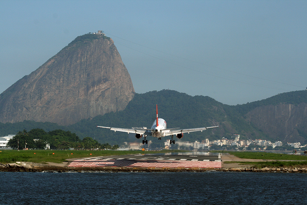 Avião pousando no aeroporto Santos-Dumont (foto: Daniel R.Carneiro / DRC Imagem)