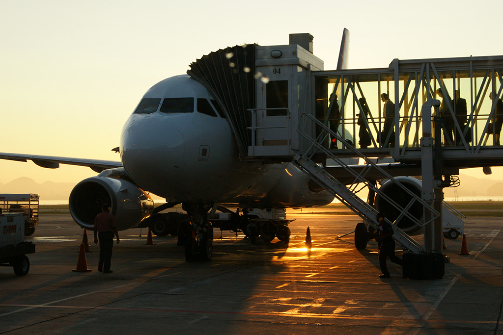 Airbus A319 no aeroporto Santos-Dumont, Rio de Janeiro (foto: Daniel R.Carneiro / DRC Imagem)
