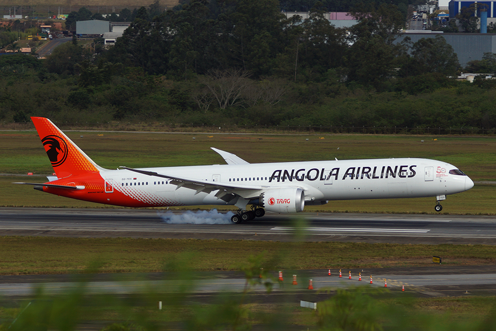 Boeing 787-10 da TAAG em Guarulhos (foto: Daniel R.Carneiro / DRC Imagem)
