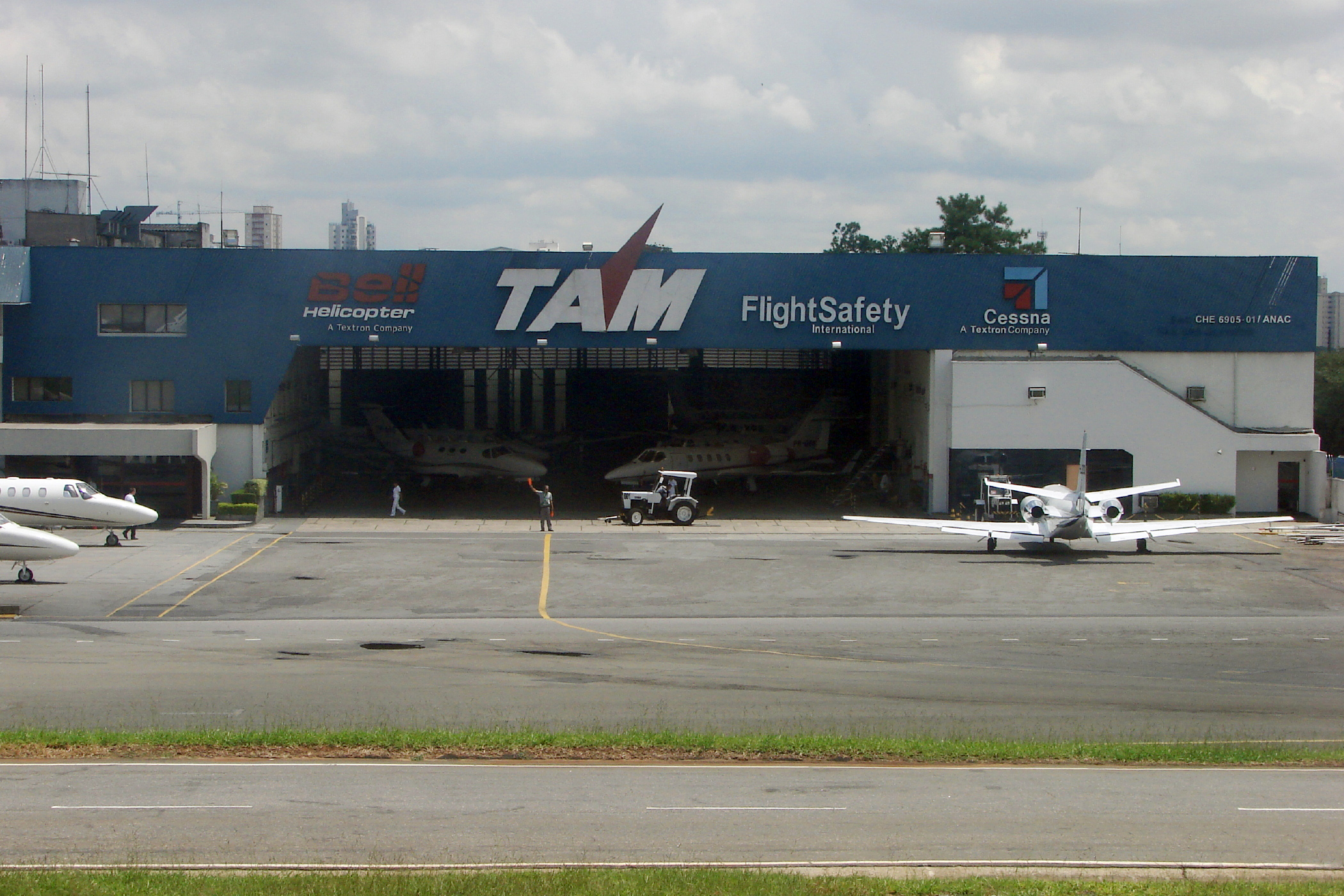 Hangar da TAM AE em Congonhas (foto: Daniel R.Carneiro / DRC Imagem)