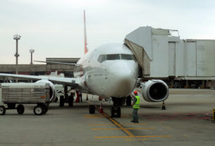 Avião Boeing 737 sendo atendido por trabalhadores em solo (foto: Daniel R.Carneiro / DRC Imagem)