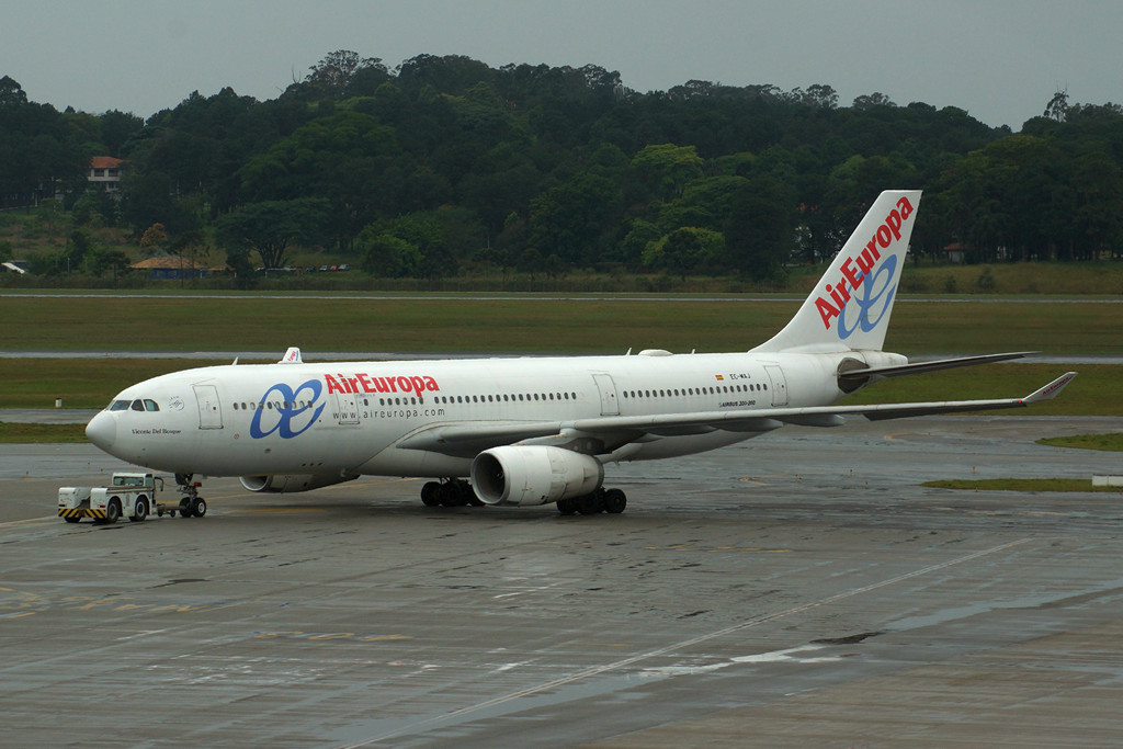 Airbus A330-200 EC-MAJ nas cores da Air Europa em Guarulhos (foto de Daniel R.Carneiro / DRC Imagem)