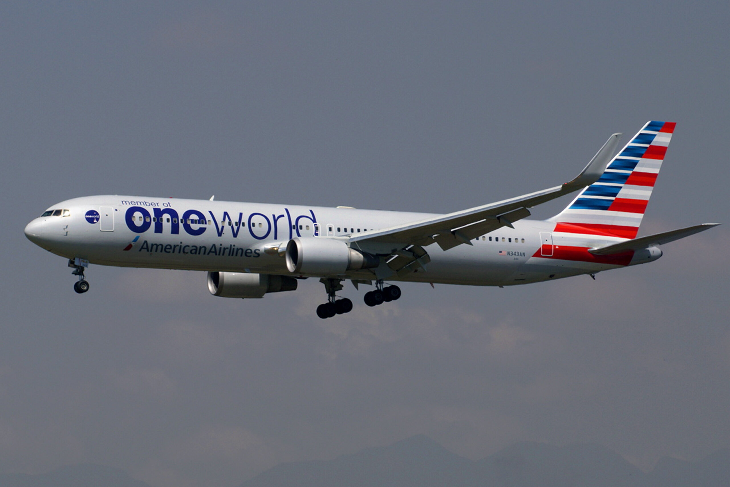 Boeing 767-300 da American Airlines com adesivo oneworld (foto: Daniel R.Carneiro / DRC Imagem)