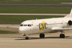 Fokker 100 da TAM com adesivo da CVC (foto: Daniel R.Carneiro / DRC Imagem)