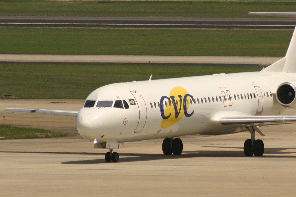 Fokker 100 da TAM com adesivo da CVC (foto: Daniel R.Carneiro / DRC Imagem)