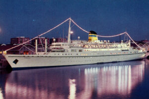 Funchal (reprodução de cartão postal - Classic International Cruises)