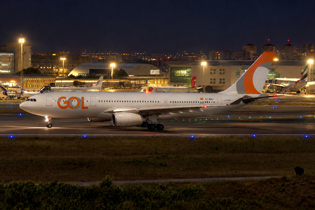 Airbus A330-200 EC-MAJ nas cores da GOL em Lisboa (foto de Daniel R.Carneiro / DRC Imagem, manipulada com auxílio de IA)
