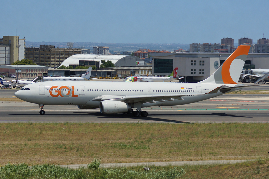 Airbus A330-200 EC-MAJ nas cores da GOL em Lisboa (foto de Daniel R.Carneiro / DRC Imagem, manipulada com auxílio de IA)