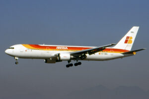 Boeing 767-300 da Iberia no Galeão, Rio de Janeiro (foto: Daniel R.Carneiro / DRC Imagem)