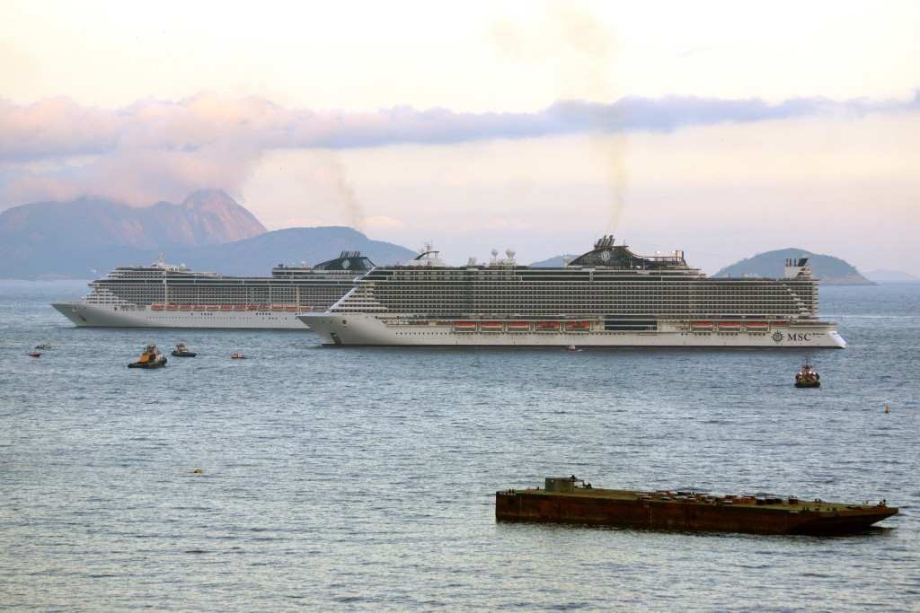 MSC Seaview e MSC Fantasia no Reveillon de Copacabana, Rio de Janeiro (foto: Daniel R.Carneiro / DRC Imagem)